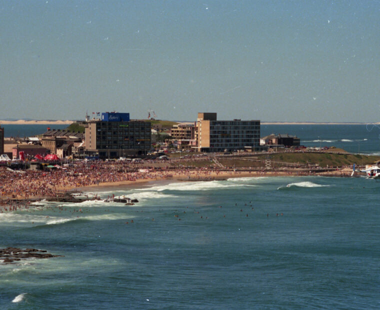 A crowd of more than 25,000 surfers and fans gather on Newcastle Beach for Surfest in 1986. Chris Patterson, Hannan Photography