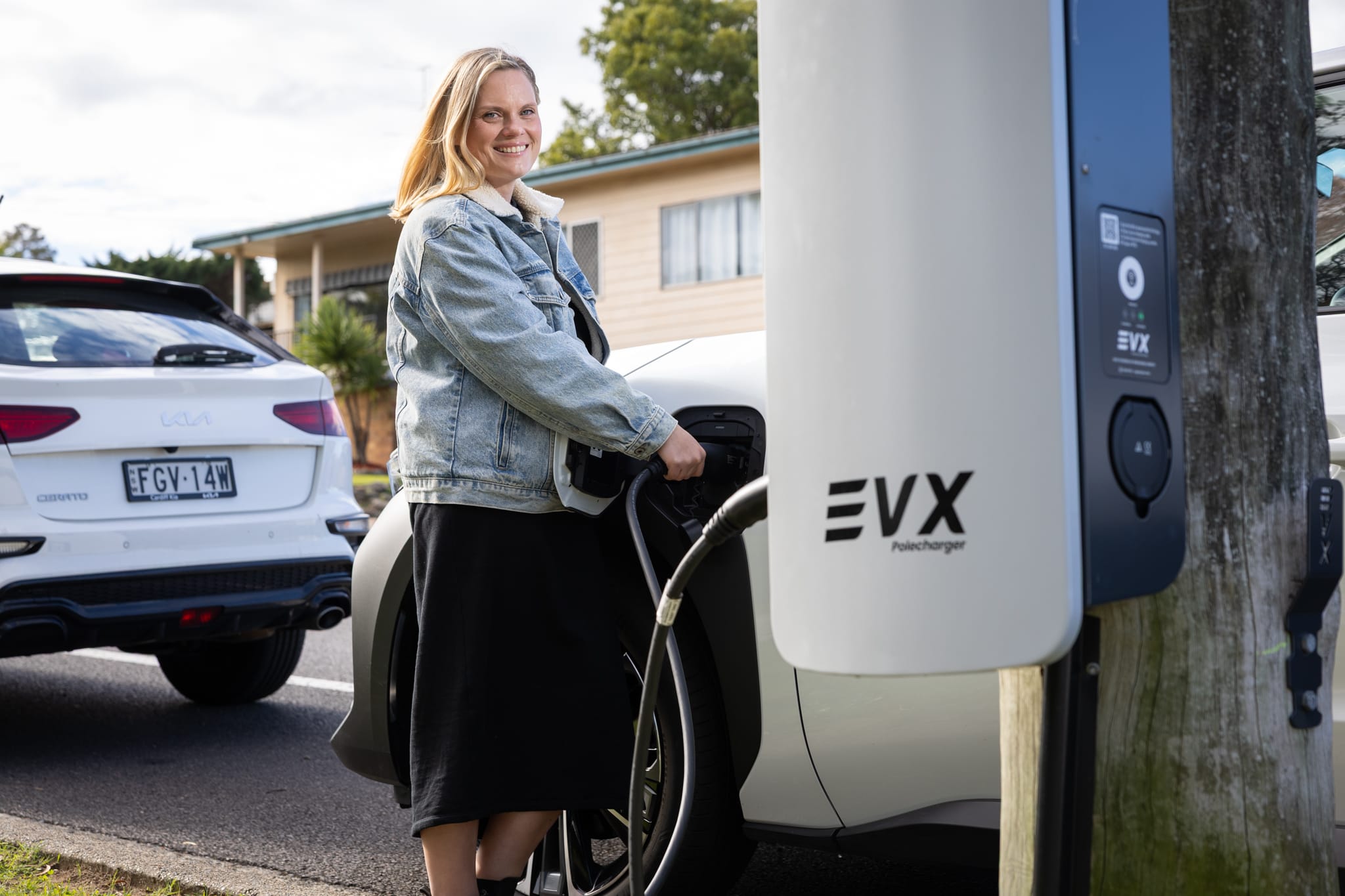 27601_Annalena Lochte plugs in her EV at the new charging point at Charlestown
