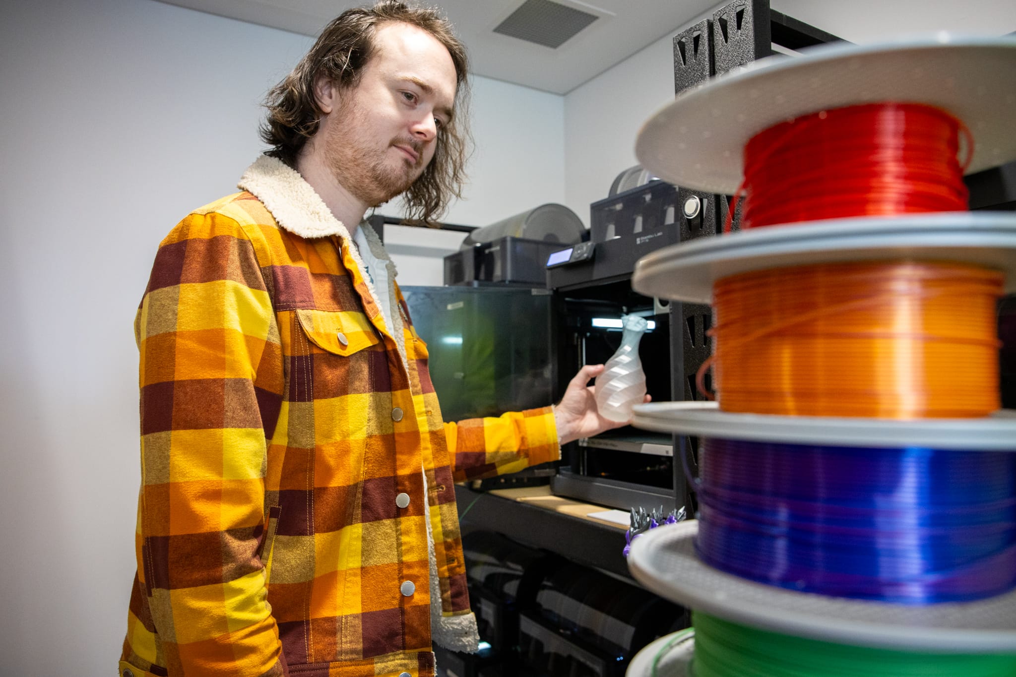 29057_Andrew Needham operating a Fab Lab 3D printer