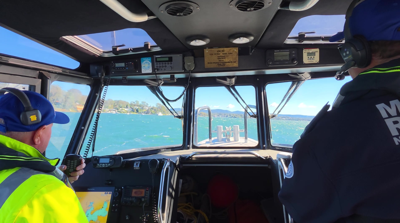 31310_Marine Rescue NSW vessel Lake Macquarie 30 responds to a boater in distress