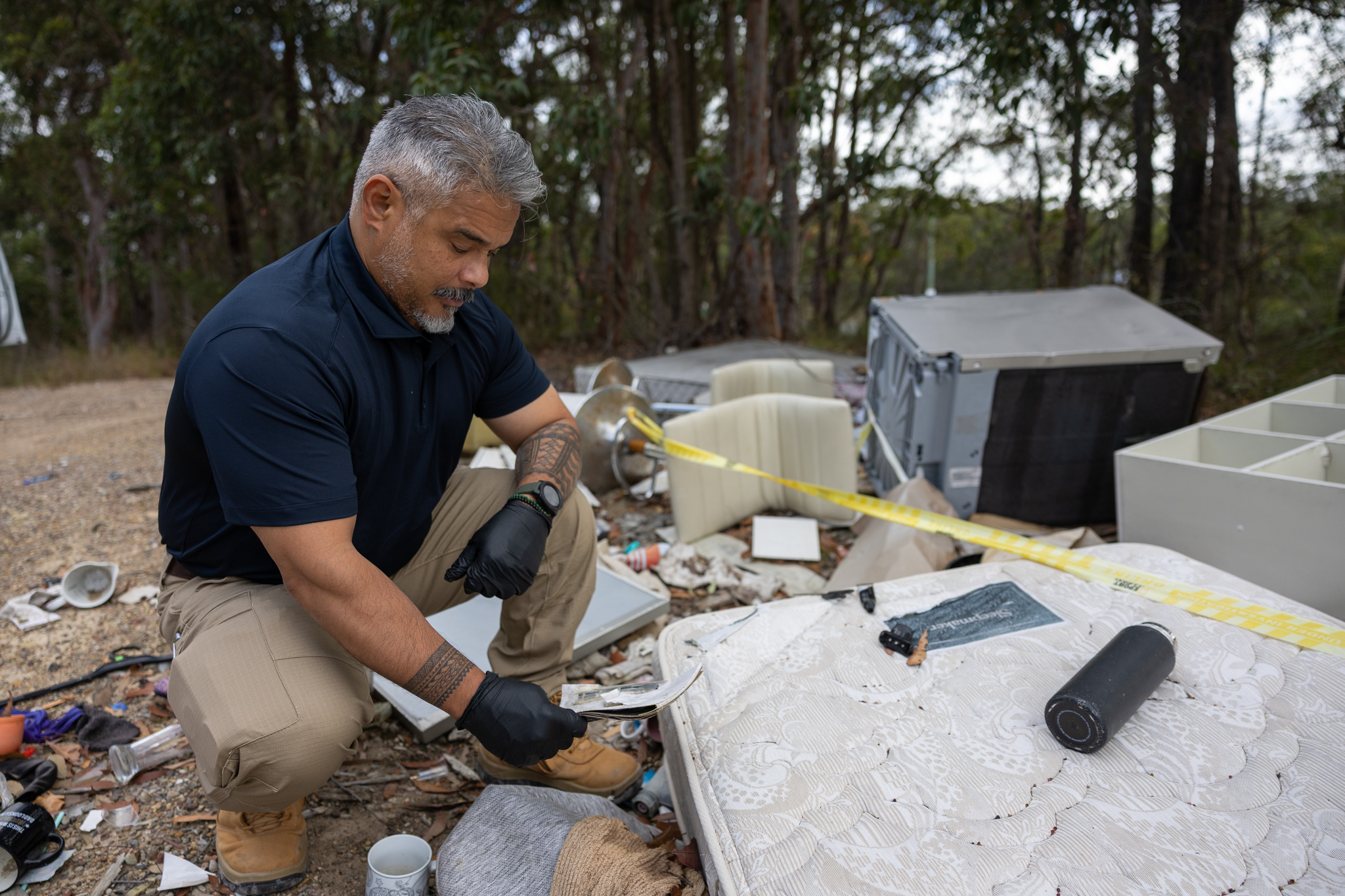 33284_Compliance Officer Angelo Cosgayan searches for evidence amongst illegally dumped rubbish